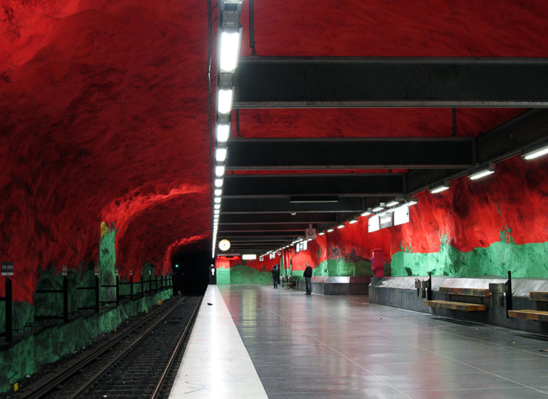 Na výzdobě stockholmského metra pracovalo více než 150 architektů, malířů, sochařů a inscenačních umělců.