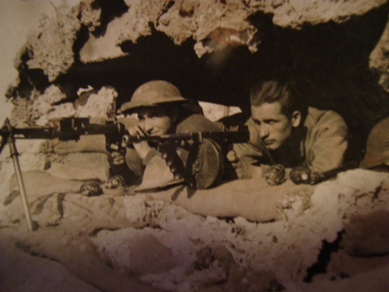 Jedním z válečných hrdinů, kteří bránili Tobruk, byl například i plukovník v. v. František Vavrečka (vpravo).