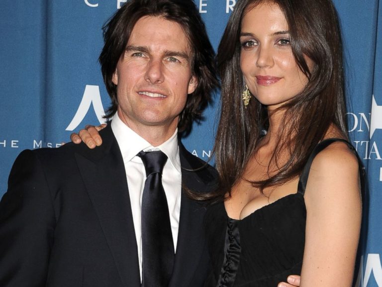 Tom Cruise ke scientologii přivede každou svoji ženu. Po rozvodu ale každá hnutí opustí, i Katie Holmesová.