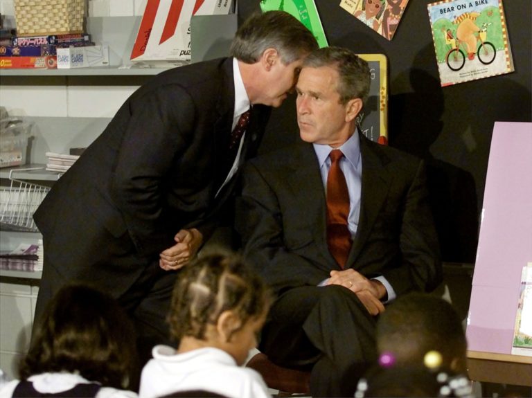 Americký prezident se právě dozvídá o teroristickém útoku 11. září 2001.