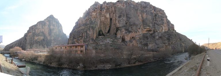 Arménská jeskyně skrývá dosud nejstarší doklady o lisování hroznové šťávy.