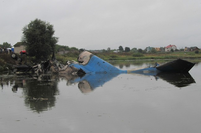 Záchranáři tahají z reky Volhy mrtvá těla, často ještě upoutaná v sedačkách.