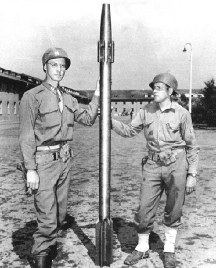 Spojenečtí vojáci s jednou ze střel určených pro V-3