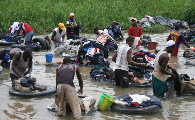 V Abidžanu kádě nepotřebují. Pere se přímo v řece a prádlo se odkládá na pneumatiky.