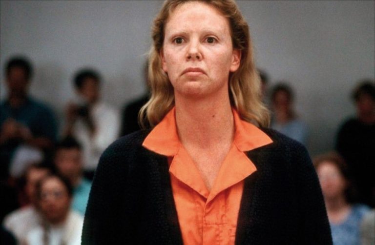 Nechvalně proslulou vražedkyni si ve snímku Zrůda (2013) zahraje křehká Charlize Theronová (*1975).