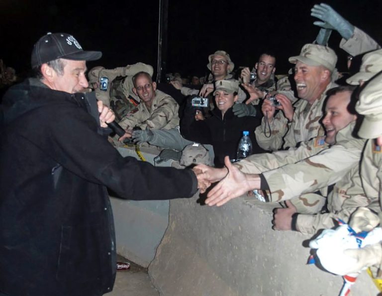 Robin Williams je pacifista, ale také vlastenec. A tak neváhá odjet za vojáky do války.