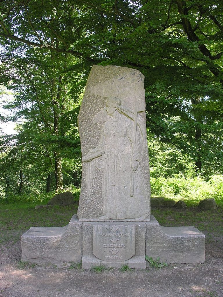 Markéta, respektive Dagmar, se stane v Dánsku velmi populární panovnicí. Staví jí zde i pomníky.