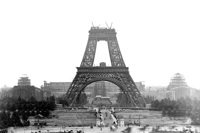 Rozestavěná Eiffelova věž.