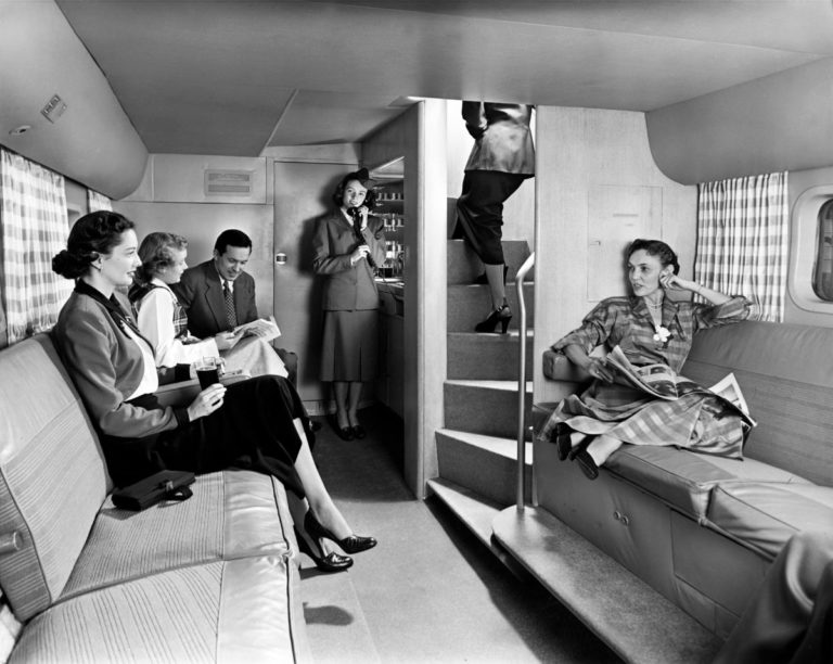 V Boeingu 377 Stratrocuiser se mají cestující cítit skoro jako doma.