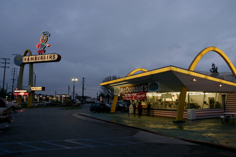 Nejstarší fungující restauraci McDonald´s najdete v kalifornském Downey. Byla druhá se zlatými oblouky.