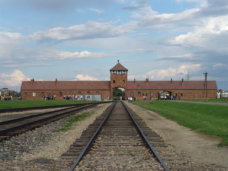Koncentrační tábor Osvětim byl pro většinu příchozích konečnou stanicí.