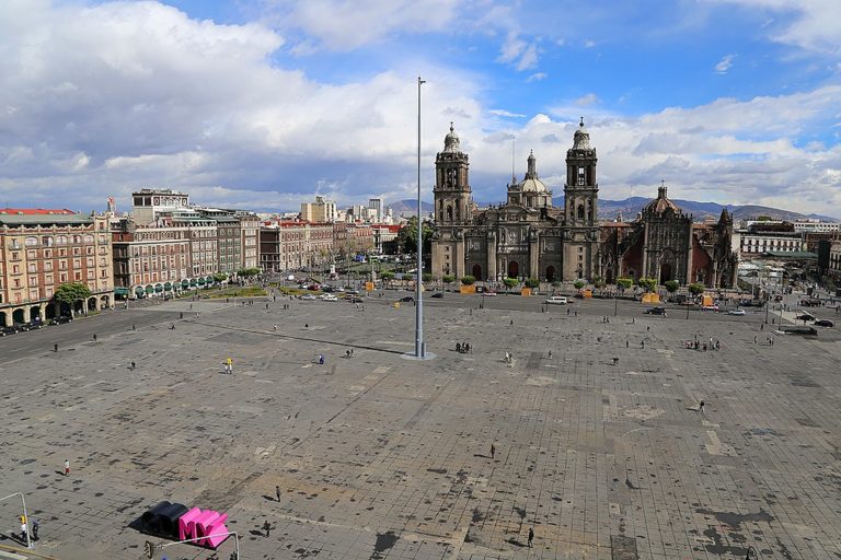Poblíž náměstí Zócalo v Mexico City byly nalezeny zbytky aztéckého hřiště a hrob zlatého vlka.