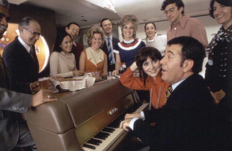 American Airlines v 70. letech 20. století nabízí i umělecký zážitek. Hlavně, aby se všichni dobře bavili!