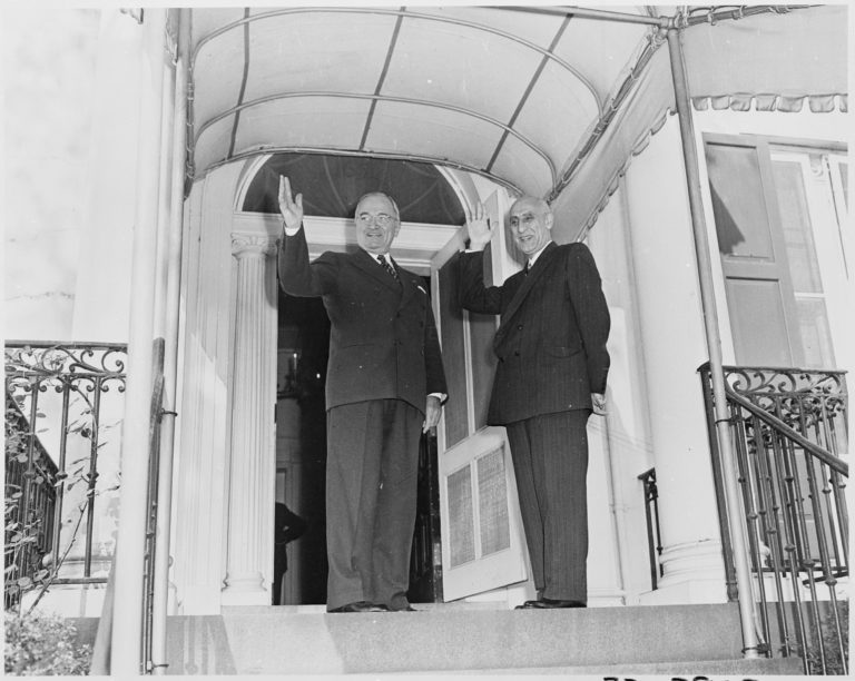 Prezident Truman (vlevo) přijme Mosaddeka s otevřenou náručí. Pak na něj pošle CIA.