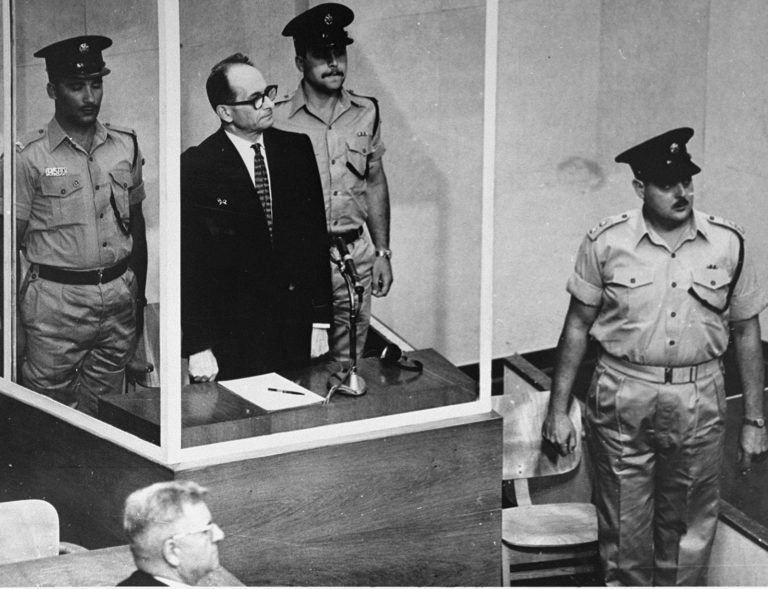 Soudní proces stráví nacista Adolf Eichmann ve skleněném neprůstřelném boxu.