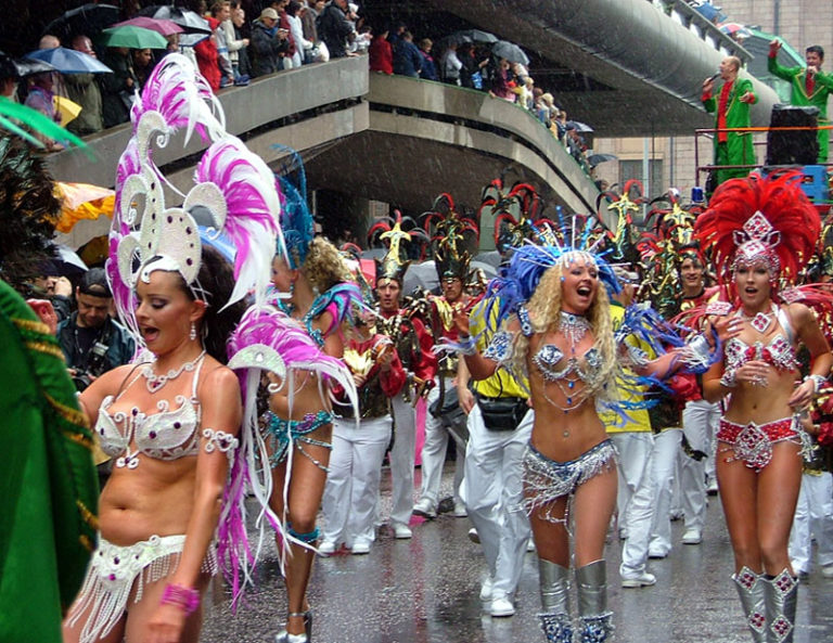Karneval v Riu začíná v 18. století jako „evropský“, dnes už mu vládne samba. Foto: Wikipedia