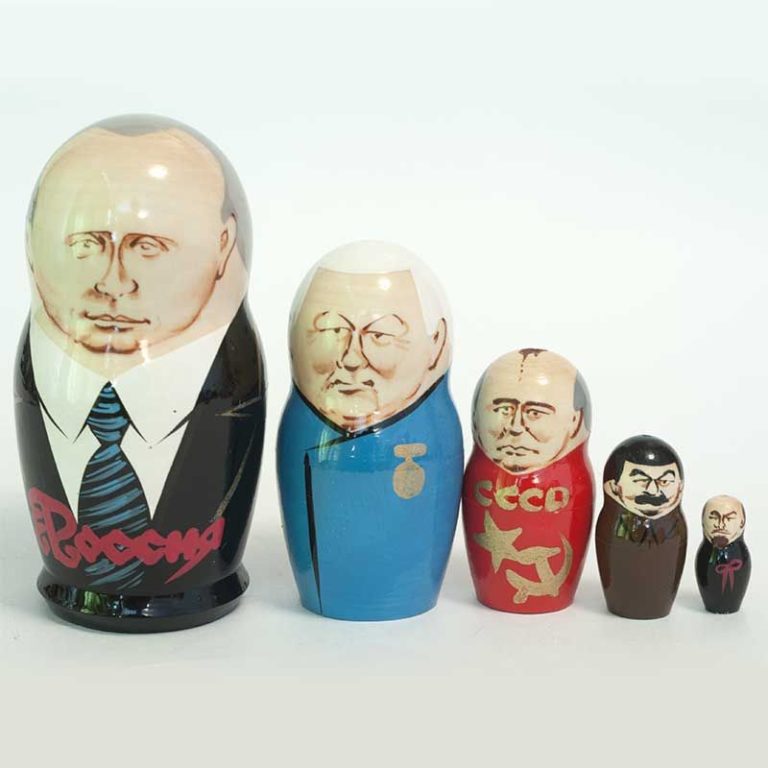 Politická hierarchie panenek. Putin je největší a jde se až do minulosti k Leninovi.
