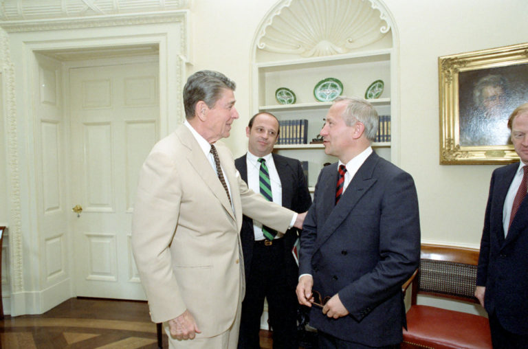 Po ramenou plácá v Oválné pracovně Gordijevského i americký prezident Ronald Reagan.