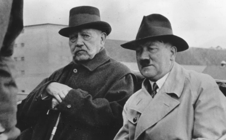 Hindenburg porazí Adolfa Hitlera v prezidentské volbě.