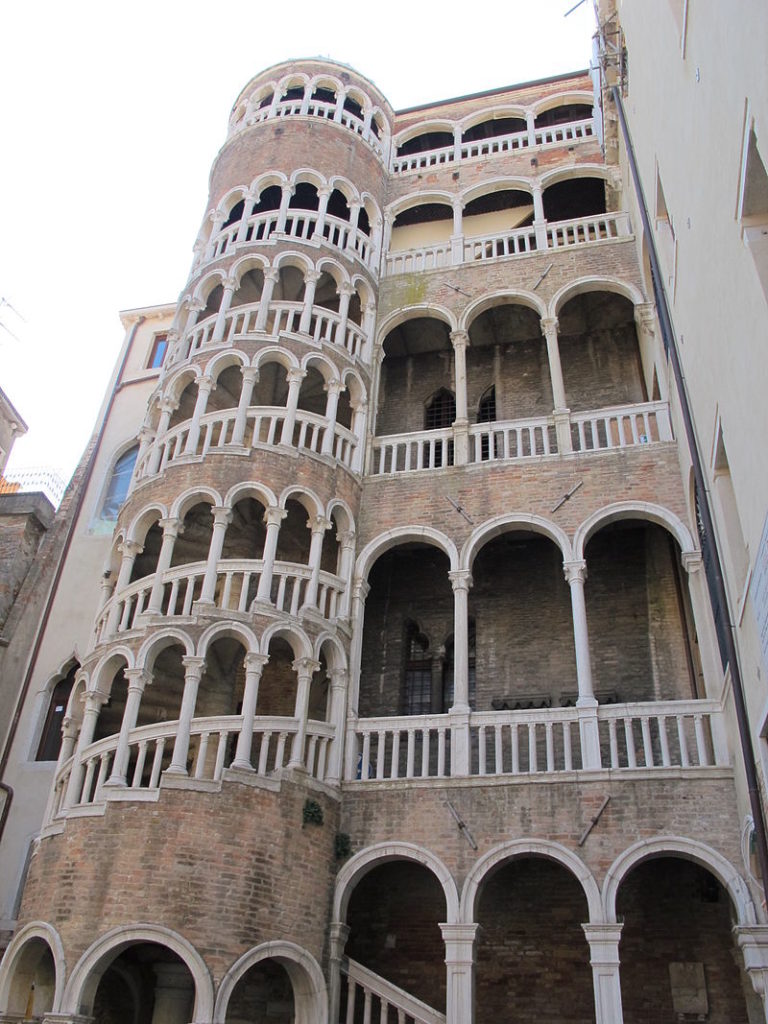 V průběhu několika staletí si rodina Contariniů nechá postavit v Benátkách několik nákladných paláců - zde Palazzo Contarini del Bovolo.