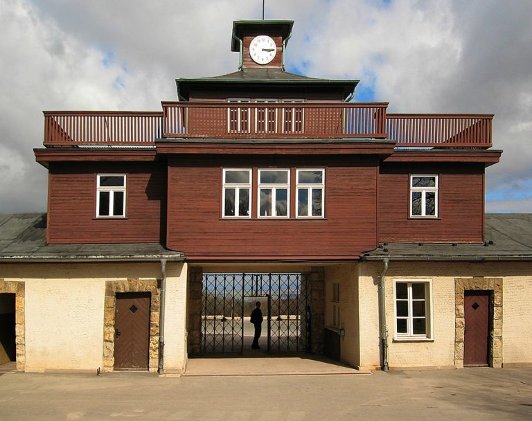 Vstupní brána někdejšího koncentračního tábora v Buchenwaldu. Zdroj foto: Wikimedia Commons / Andreas Trepte / CC BY-SA 2.5
