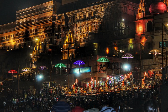 Na březích Gangy to žije ve dne i v noci. (https://pixabay.com, autor: Tanuj Handa)