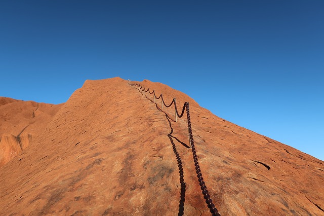 Na vrchol monolitu už je cesta pro návštěvníky zapovězená. (Foto: Tingyu Hsiao, Pixabay)