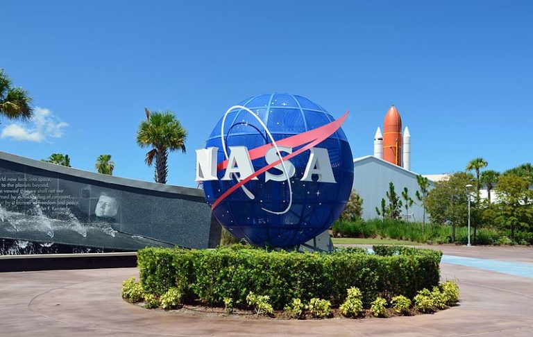 Kennedyho vesmírné středisko je oblíbeným cílem turistů, má i vlastní centrum pro návštěvníky a veřejné turistické trasy. (Foto: Gzzz / Creative Commons / CC BY-SA 4.0)