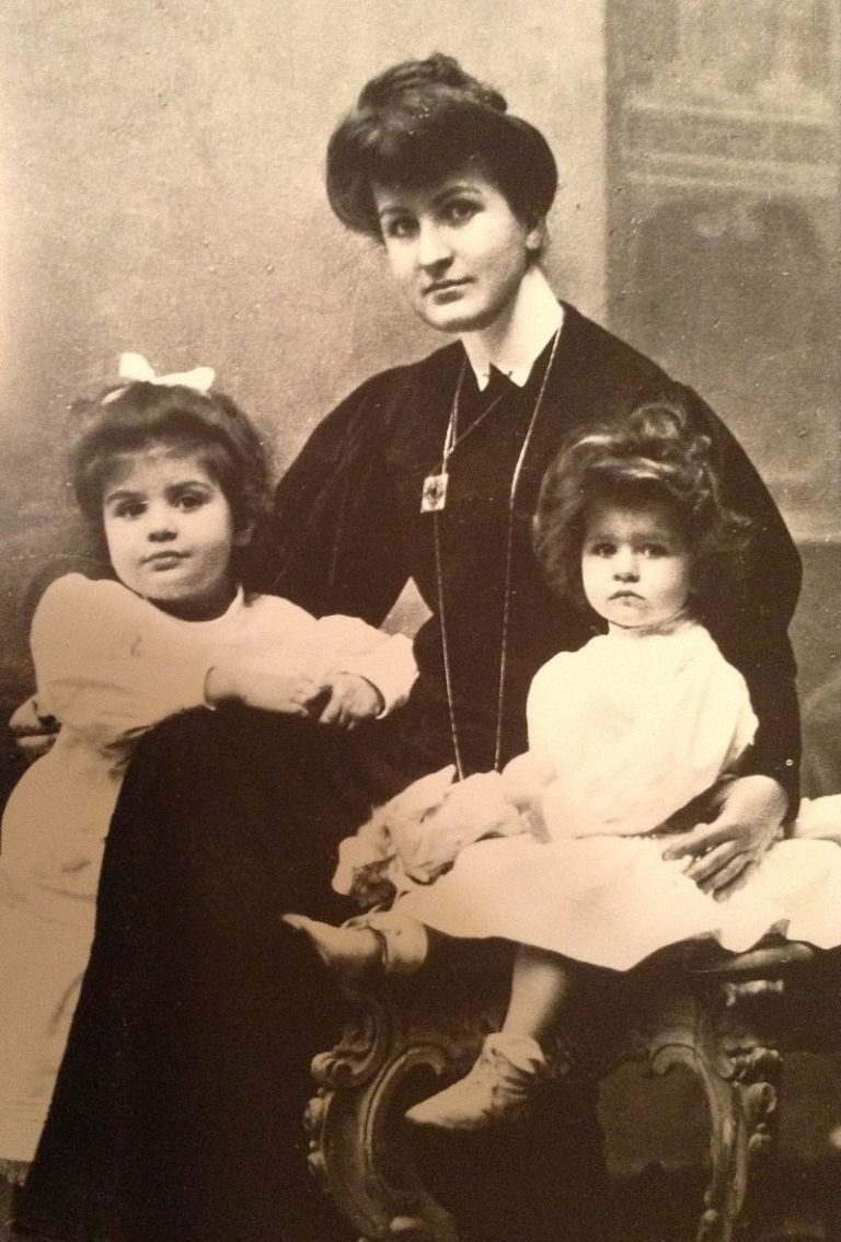 Alma Mahlerová se svými dvěma dcerami. Zdroj foto: Wikimedia Commons / neznámý autor / public domain