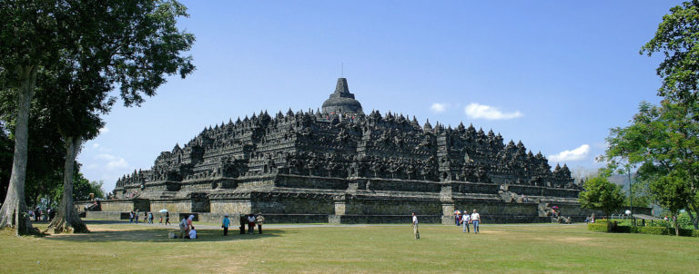 Při pohledu shora má chrám tvar trojrozměrné obří mandaly, která symbolizuje buddhistickou kosmologii a povahu mysli. FOTO: Gunawan Kartapranata/Wikimedia Commons/CC BY-SA 3.0