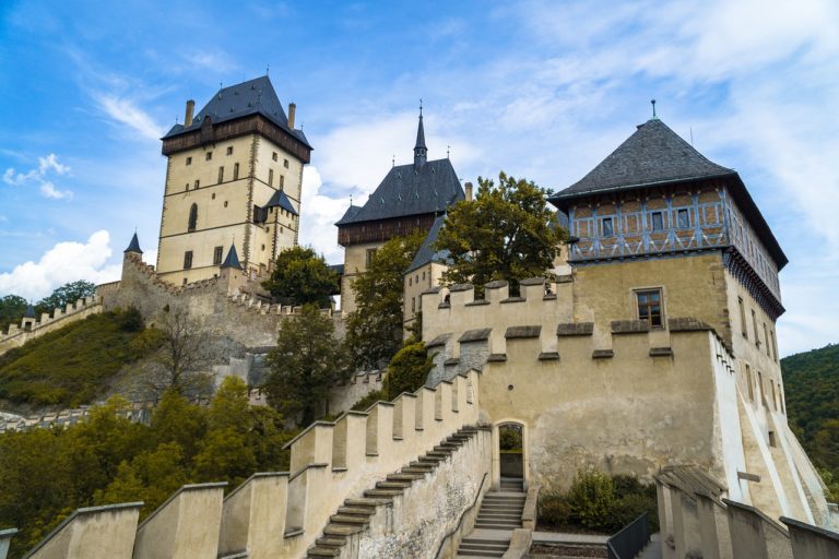 Známý hrad Karlštejn se stane dějištěm krvavé tragédie. FOTO: pixabay.com