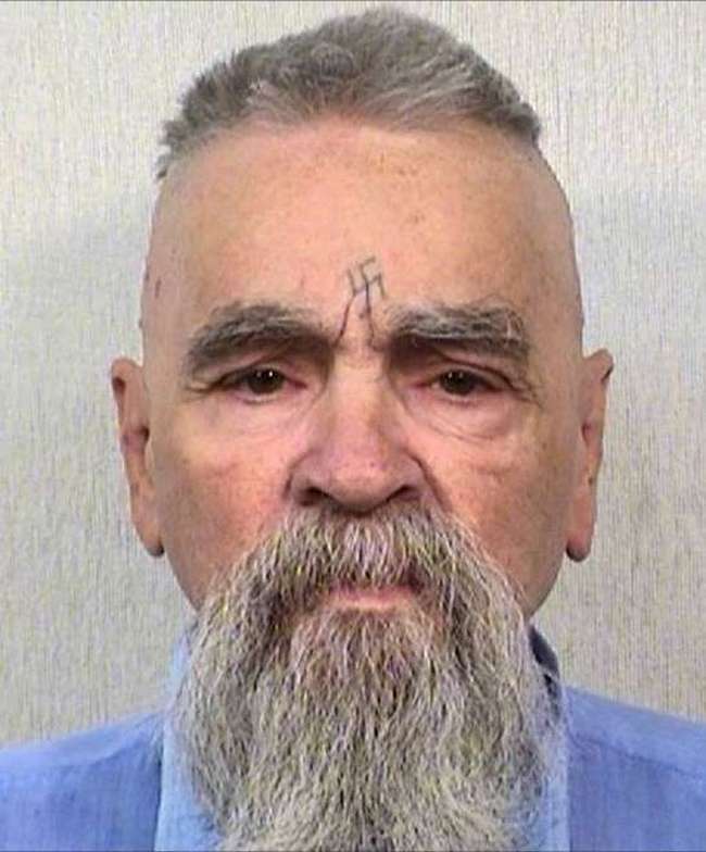 Zam řížemi Manson dožije do konce svých bídných dnů (California Department of Corrections and Rehabilitation (commons.wikimedia - vlné dílo)