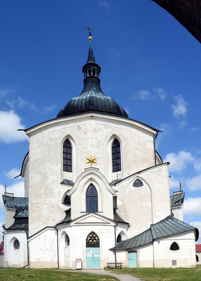 Kostel na Zelené Hoře u Žďáru nad Sázavou má hvězdicovitý půdorys. Zdroj foto: pixabay.com