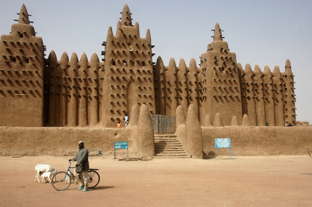 Mešita je považována za vrcholnou stavbu súdánsko-sahelského stylu, někteří kritici v ní však spatřují francouzský vliv a považují ji za „příliš barokní“. FOTO: Ruud Zwart/Wikimedia Commons/CC BY-SA 3.0
