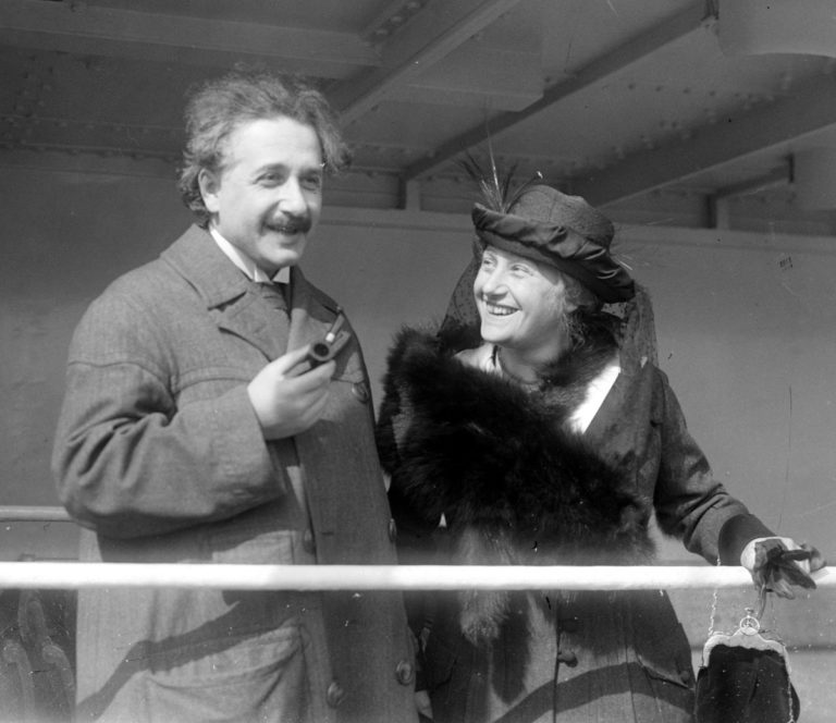 Einsteinovou druhou manželkou se stává jeho veselá sestřenice Elsa. Zdroj foto: Wikimedia Commons