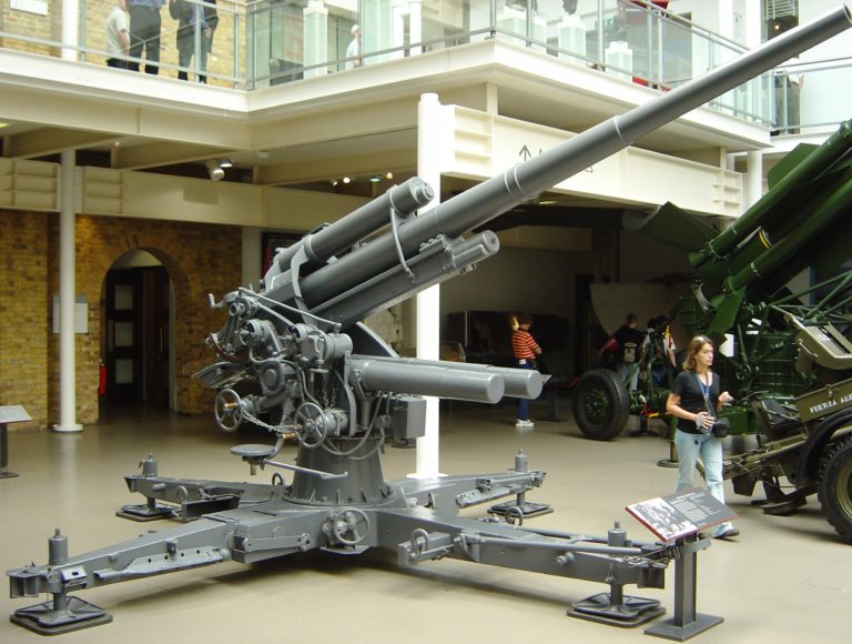 Protiletadlový kanon vzbuzuje respekt i dnes, jako například tento v londýnském válečném muzeu. Foto: Creative Commons, I, Hal9001, CC BY-SA 3.0.