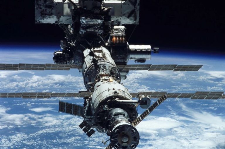 Mezinárodní vesmírná stanice, známější pod zkratkou ISS, je v současné době jediná trvale obydlená vesmírná stanice. Foto: WikiImages / pixabay.com