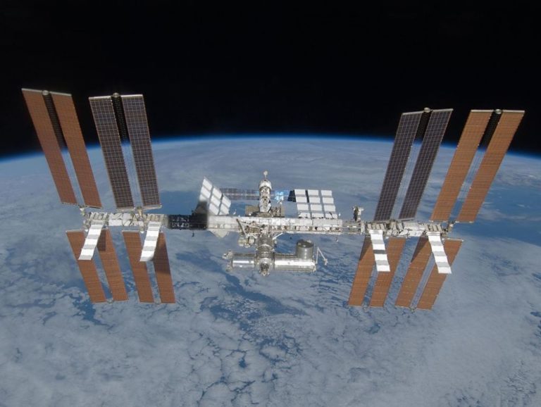 První díl stanice, modul Zarja, byl vynesen na oběžnou dráhu 20. listopadu 1998. Od 2. listopadu 2000, kdy na stanici vstoupila první stálá posádka, je trvale obydlena. Foto: NASA/ Creative Commons / PD NASA