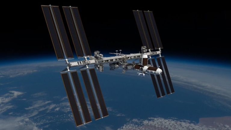 V současné době je posádka, která se každých 6 měsíců obměňuje, tvořena 7 členy. Stanice je umístěna na nízké oběžné dráze Země ve výšce kolem 400 km. Foto: Axiom Space, Inc. / Creative Commons / PD NASA