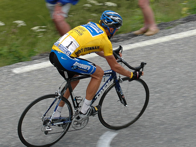 Armstrong ve žlutém trikotu v roce 2005. Foto: Wikipedia, Bjarte Hetland, CC BY 3.0.