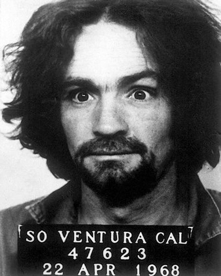 Charles Manson na policejní fotografii ( California Department of Corrections and Rehabilitation - commons.wikimedia - volné dílo)