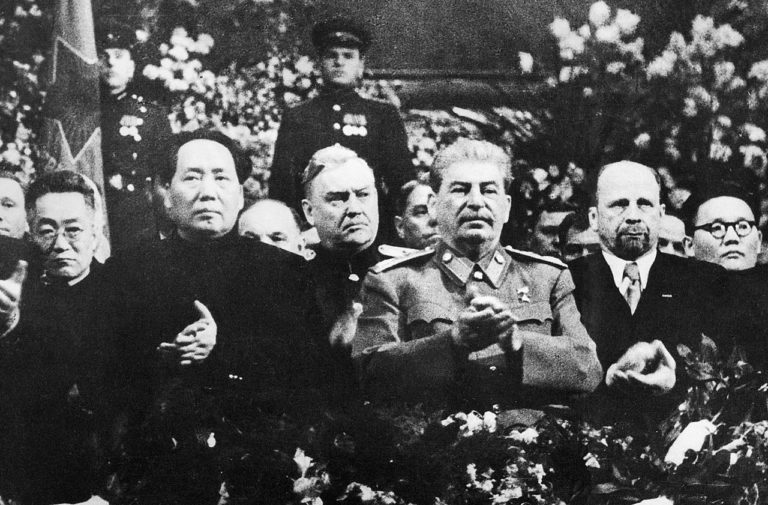 Stalin (třetí zprava) věří tomu, že Devítka udržuje rovnováhu mezi komunistickým a kapitalistickým světem. Foto: Wikimedia / neznámý autor / public domain