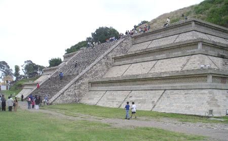 Bůh Quetzalocoátl, kterému byla Velká pyramida zasvěcena, měl podobu opeřeného, bílého a vousatého hada. Byl to hodný bůh. FOTO: Hajor/Wikimedia Commons/CC BY-SA 3.0