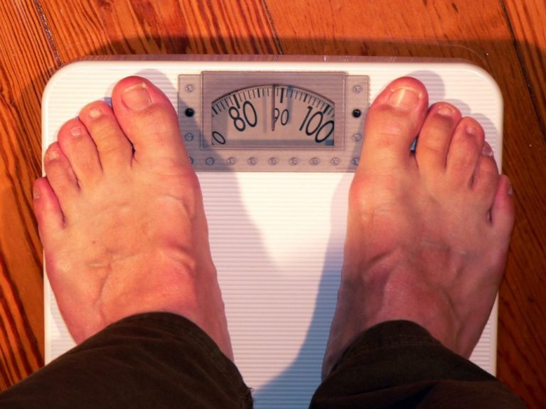 Za zdravou váhu je považována hodnota mezi 18,5 a 25. Jako obezita prvního stupně se označuje hodnota mezi 30 a 35, obezita druhého stupně 35 až 40. Foto: geralt / pixabay.com