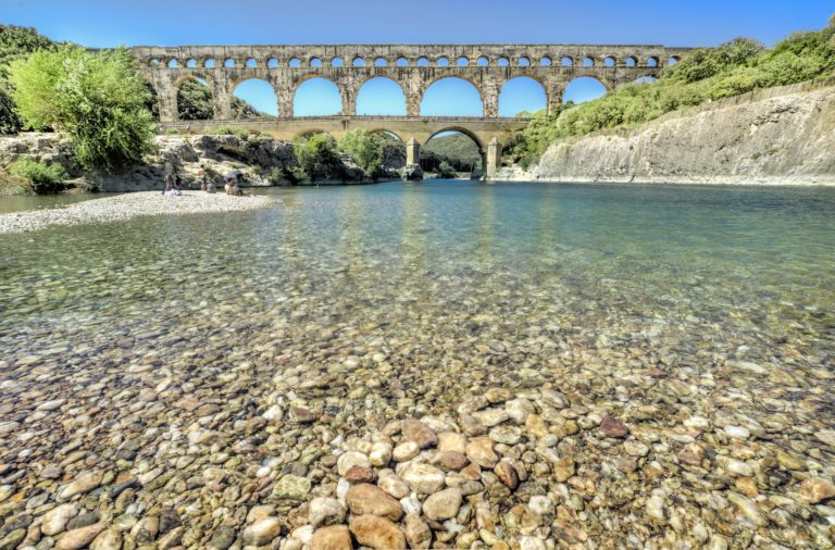 Starý vodovod z římské doby se klene přes francouzskou řeku Uzès. FOTO: pixabay.com
