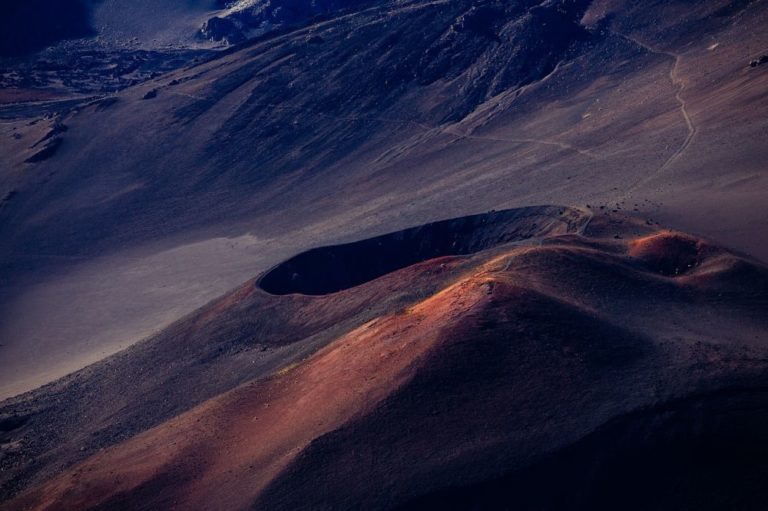 Sopečná erupce je geologická vulkanická událost, během které dochází k výronu magmatu na povrch tělesa. Foto: Pexels / pixabay.com