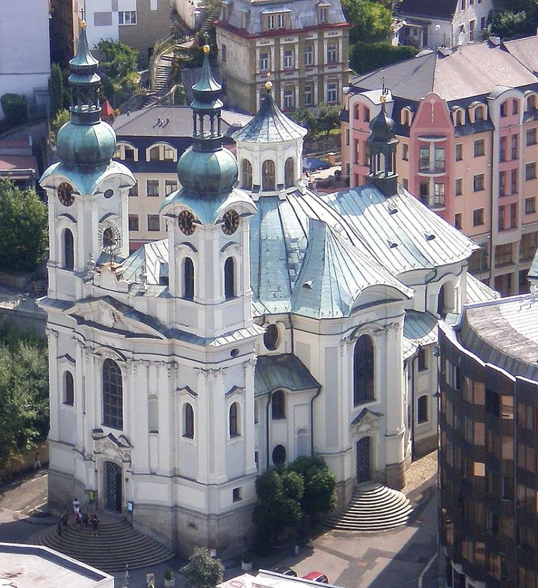 Architektonicky je podepsán i na kostele Svaté Máří Magdaleny v Karlových Varech. Zdroj foto: Wikimedia Commons / Zipacna1 / CC BY 3.0
