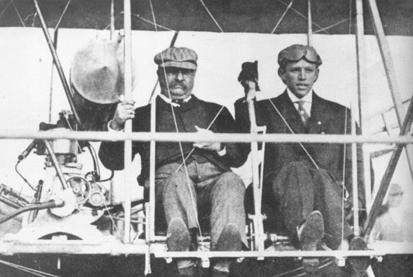 Když se o 23 let později stal prezidentem jeho vzdálený bratranec Franklin D. Roosevelt, zapsal se do historie jako první prezident, který využíval v úřadu letadla. Měl speciálně upravený letoun Douglas Dolphin. FOTO: Neznámý autor/Wikimedia Commons