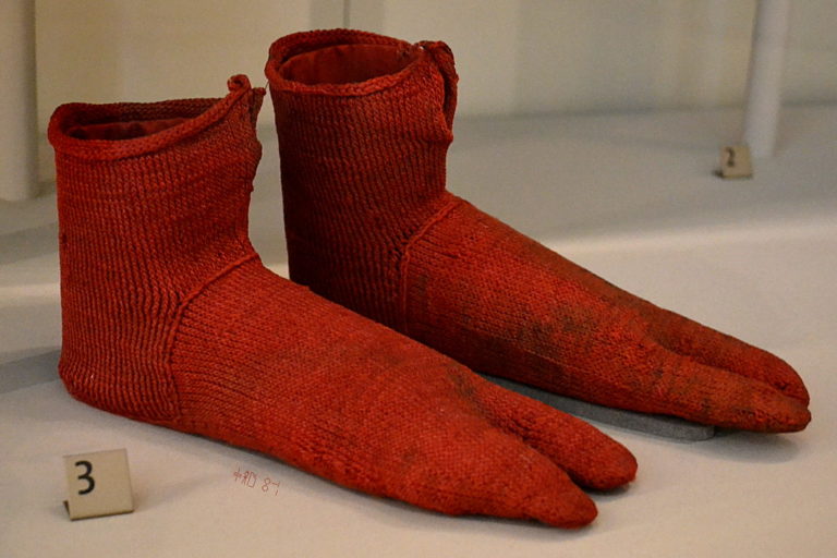 Nejstarší ponožkové exempláře nezapřou oblíbenou obuv Egypťanů. Foto: 5telios / Creative Commons / CC BY-NC-SA 2.0.
