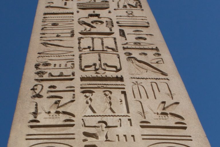 Typický obelisk je popsaný egyptskými hyeroglify. Foto: U07ch / Creative Commons / CC BY-NC 2.0.